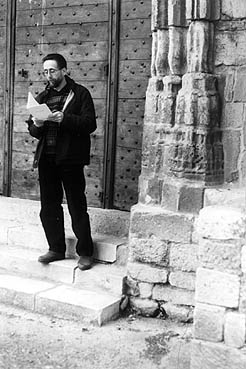 Jean Pierre Pouzol lisant sous le Beffroi. 10 heures 30. Photo Jacques Rouby.